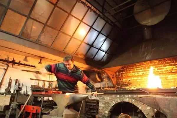 Denis Gobeaux au travail près de la forge